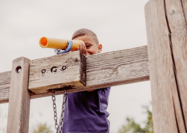 Kind entdeckt den Spielplatz