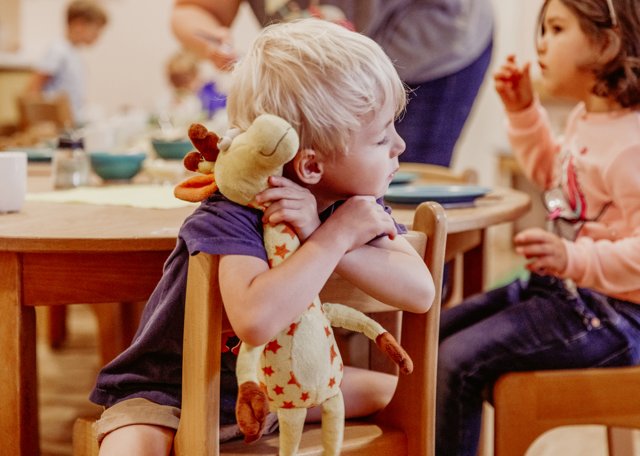Kinder beim Mittagessen